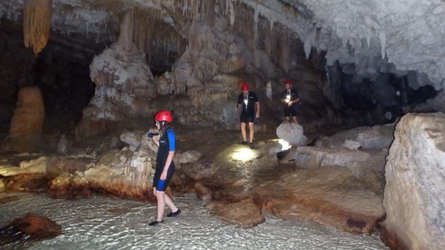 Erkundung der Höhle mit der Taschenlampe