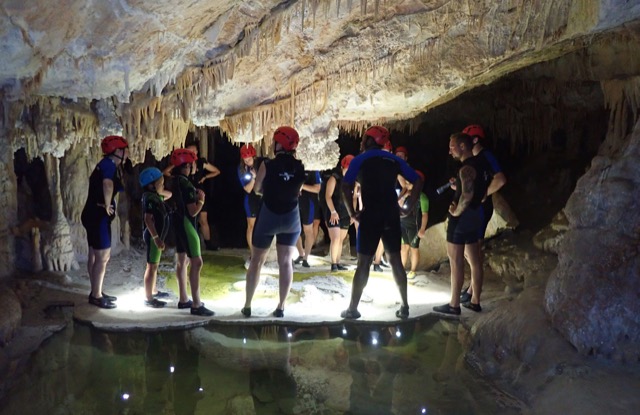 Gruppe in der Piratenhöhle