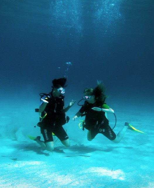 Zwei Schnuppertaucher in der Bucht von Font de Sa Cala
