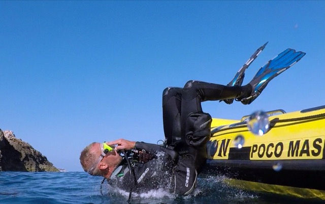 Taucher fällt mit Rückwärtsrolle vom Boot