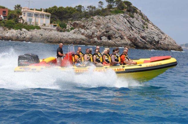 Speedboot vor der Küste