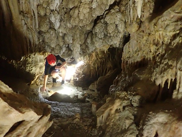 Enger Durchgang in der Tropfsteinhöhle