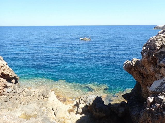Boot vor der Piratenhöhle