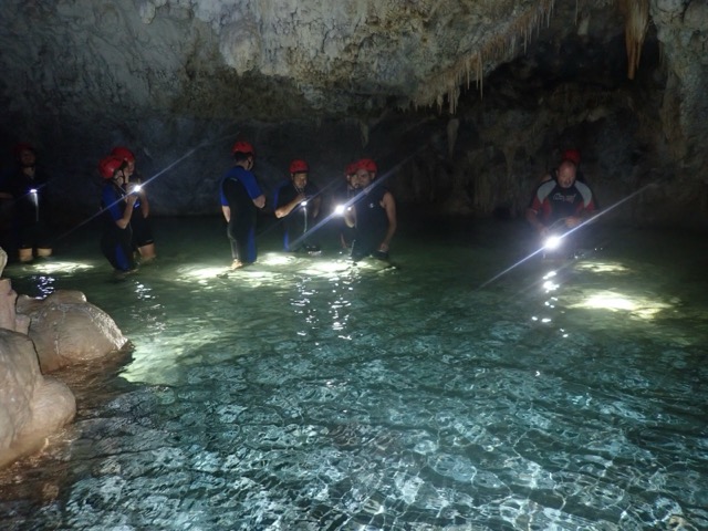 Unterirdischer See in der Tropfsteinhöhle