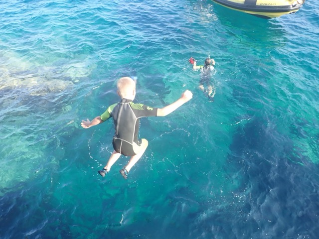 Kind springt in tiefes Wasser
